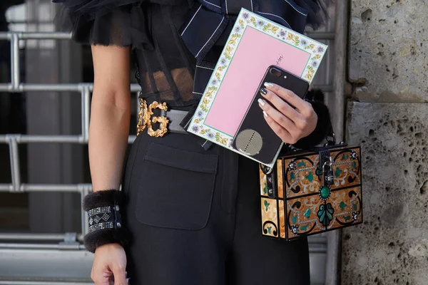 Woman with decorated bag and Dolce and Gabbana belt before Dolce and Gabbana fashion show, Milan Fashion Week street style on September 24, 2017 in Milan. — 스톡 사진