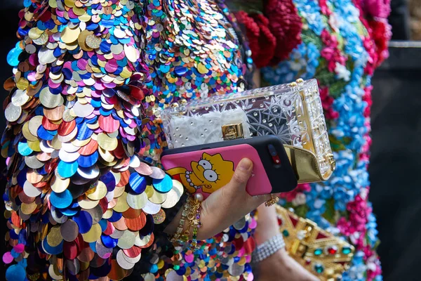 Dolce ve Gabbana moda defilesinden önce renkli pullu elbiseli ve şeffaf plastik çantalı kadın, Milan Moda Haftası tarzı 24 Eylül 2017, Milano. — Stok fotoğraf