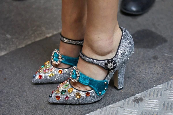 Dolce ve Gabbana moda defilesinden önce gümüş pullu, kadife kemerli yüksek topuklu ayakkabılı kadın, Milan Moda Haftası tarzı 24 Eylül 2017, Milano.