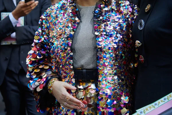 Woman with colorful sequin jacket and skirt before Dolce and Gabbana fashion show, Milan Fashion Week street style on September 24, 2017 in Milan. — Stock Photo, Image