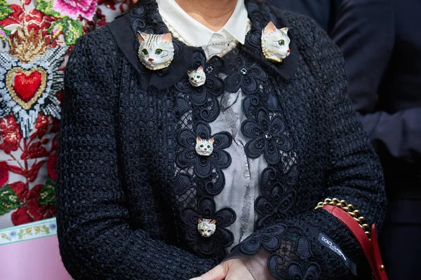 Kobieta w czarnej kurtce z dekoracją głowy kota przed pokazem mody Dolce i Gabbana, Milan Fashion Week street style 24 września 2017 w Mediolanie. — Zdjęcie stockowe