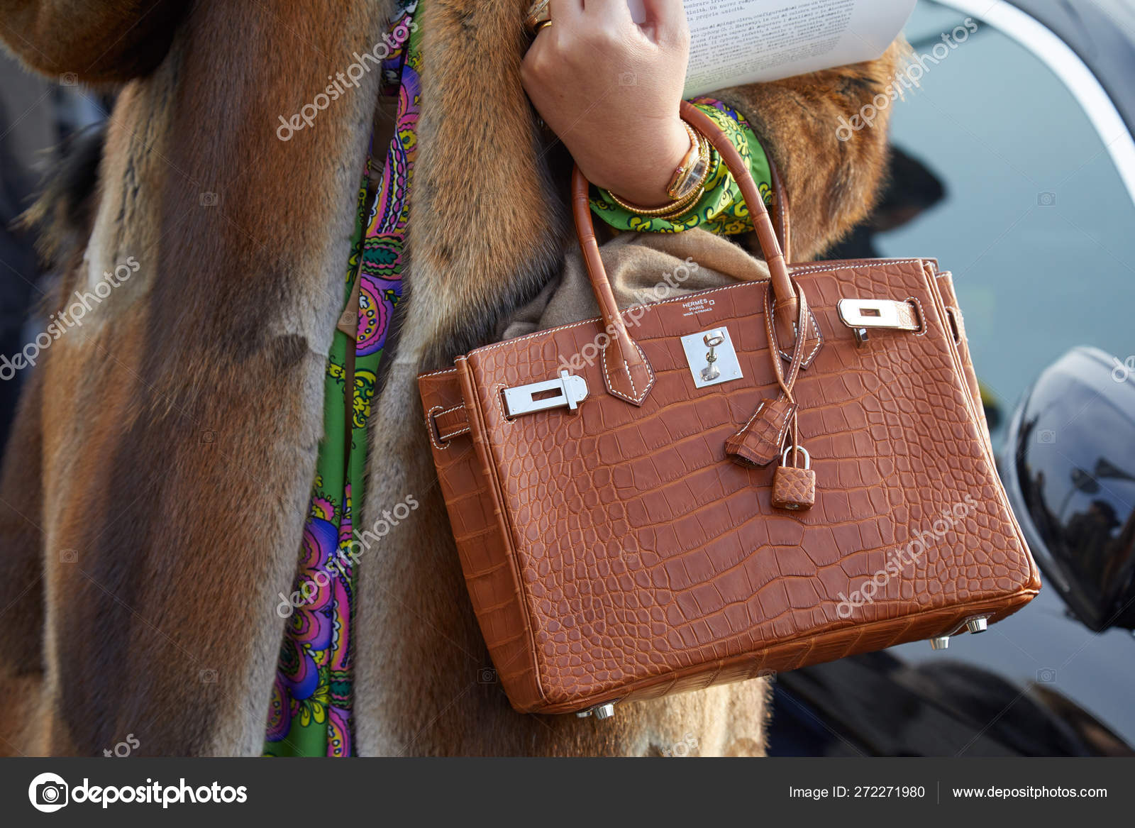 Woman with Hermes brown crocodile leather bag and brown fur coat before  Gucci fashion show, Milan Fashion Week street style on February 21, 2018 in  Milan. – Stock Editorial Photo © AndreaA. #272271980