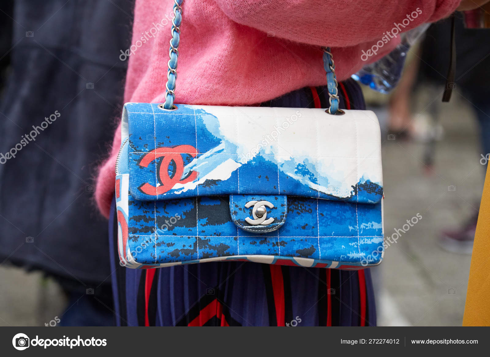 MILAN - FEBRUARY 22: Woman with blue Chanel bag with waves desig – Stock  Editorial Photo © AndreaA. #272274012