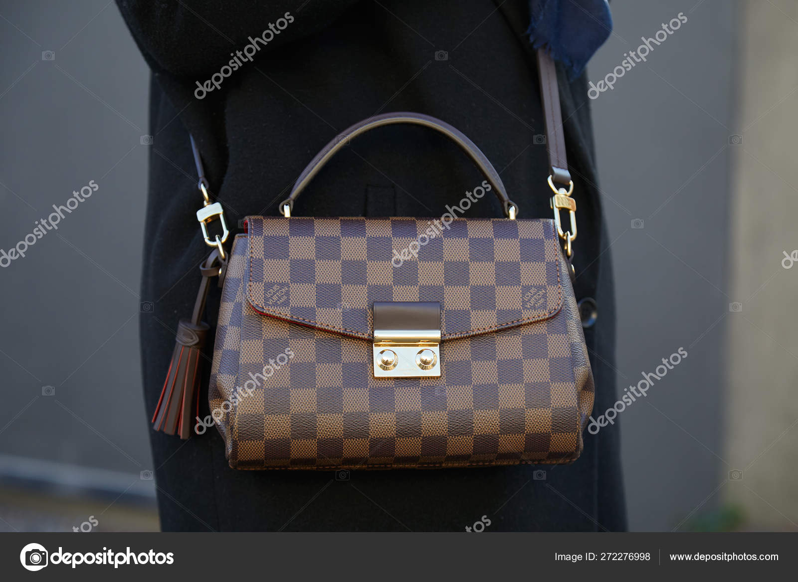 MILAN - JANUARY 13: Woman with brown checkered Louis Vuitton bag – Stock  Editorial Photo © AndreaA. #272276998