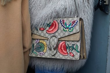Gucci çantalı kadın kelebek, çiçek süslemeleri ve gri kürklü Albino Teodoro defilesinden önce, Milan Moda Haftası 21 Şubat 2018 'de Milano' da.