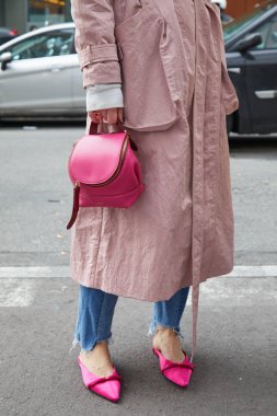 Albino Teodoro defilesinden önce pembe trençkot, çanta ve ayakkabılı kadın, Milano Moda Haftası 21 Şubat 2018 'de Milano' da.