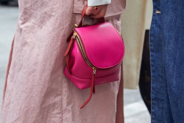 Albino Teodoro defilesinden önce pembe deri çantalı ve pembe trençkotlu kadın, Milan Moda Haftası 21 Şubat 2018 'de Milano' da.