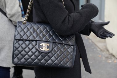 Albino Teodoro defilesinden önce altın logolu Chanel deri çantalı kadın, Milan Moda Haftası 21 Şubat 2018 'de Milano' da.