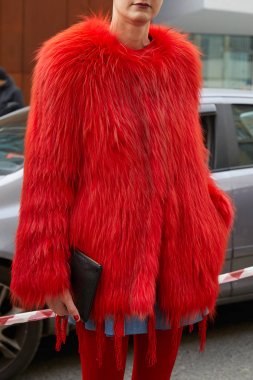Albino Teodoro defilesinden önce kırmızı kürklü ve siyah deri çantalı kadın, Milano Moda Haftası 21 Şubat 2018 'de Milano' da.