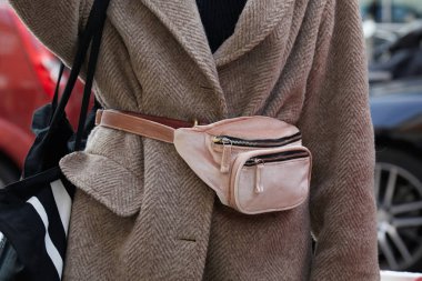 Albino Teodoro defilesinden önce pembe kadife kesesi ve bej ceketli kadın, Milan Moda Haftası tarzı 21 Şubat 2018 'de Milano' da.