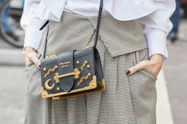 Albino Teodoro defilesinden önce üzerinde altın ay ve yıldız süslemesi olan siyah deri Prada çantalı kadın, Milan Moda Haftası tarzı 21 Şubat 2018 'de Milano' da.