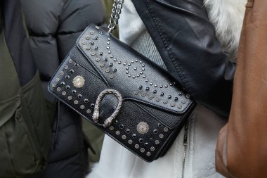 Gucci siyah deri çantalı kadın Gucci moda defilesinden önce süslemeleri olan kadın, Milan Moda Haftası 21 Şubat 2018 'de Milano' da.