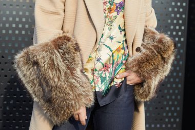 Gucci moda defilesinden önce kürk manşetli ve çiçekli bej gömlekli kadın, Milan Moda Haftası 21 Şubat 2018 'de Milano' da.