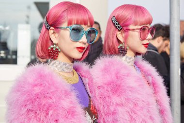 Gucci defilesinden önce pembe kürklü ve saçlı kadınlar, Milan Moda Haftası 21 Şubat 2018 'de Milano' da.