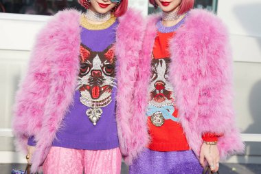 Gucci defilesinden önce pembe kürklü ve saçlı kadınlar, Milan Moda Haftası 21 Şubat 2018 'de Milano' da.