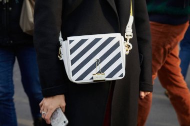 Milano - 21 Şubat: Siyah beyaz Whit Kapalı çizgili kadın