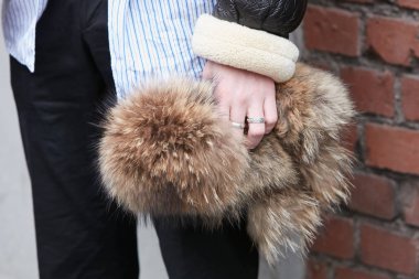 Milano - 22 Şubat: Fendi moda önce kahverengi kürk çanta ile Adam