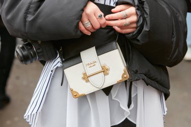 Milano - 22 Şubat: Prada siyah beyaz deri ba ile Kadın