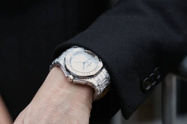 Milano - 22 Şubat: Audemars Piguet Royal Oak lu ile man bilek