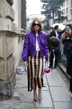 Milano - 22 Şubat: Mor bombardıman ceketli Candela Novembre 