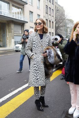Milano - 22 Şubat: Olivia Palermo siyah beyaz benekli