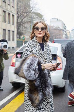 Milano - 22 Şubat: Olivia Palermo siyah beyaz benekli