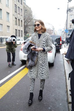 Milano - 22 Şubat: Olivia Palermo siyah beyaz benekli