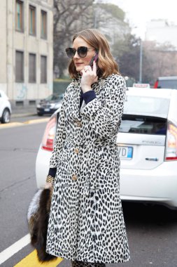 Milano - 22 Şubat: Olivia Palermo siyah beyaz benekli