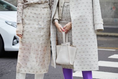 Milano - 22 Şubat: Bej Max Mara elbise ve ceketli kadınlar