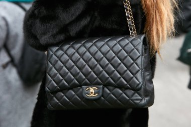 Milano - 25 Şubat: Siyah Chanel deri çanta ile kadın gitmek