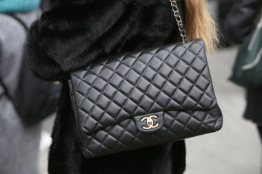 Milano - 25 Şubat: Siyah Chanel deri çanta ile kadın gitmek