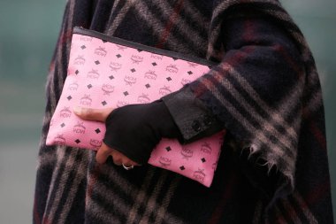 Milano - 25 Şubat: Mcm pembe çanta ve yün damalı cl ile Adam