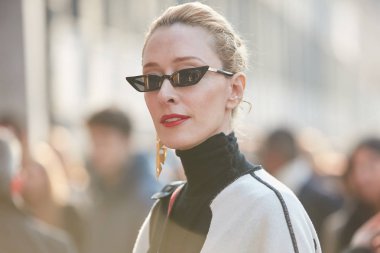 Milano - 13 Ocak: Emporio önce güneş gözlüğü ile Elina Halimi 