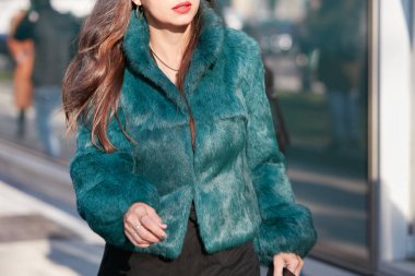 Milano - 13 Ocak: Empori önce yeşil mavi kürk ceket ile Kadın