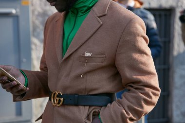 Milano - 13 Ocak: Kahverengi ceket li ve Gucci kemerli adam