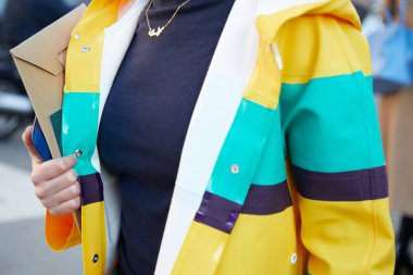 Milano - 13 Ocak: Sarı ve yeşil çizgili yağmurluk ile Kadın