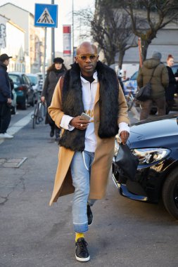 Milano - 13 Ocak: Bej ceketli ve siyah kürk yakalı adam bef