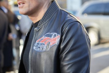 Milano - 13 Ocak: Araba desig ile siyah deri ceket li adam