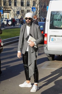 Milano - 13 Ocak: Emp önce beyaz şapka ve güneş gözlüğü ile Man