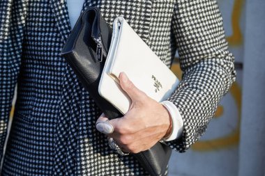 Milano - 13 Ocak: Beyaz deri Prada çanta ve yüzük b ile Adam