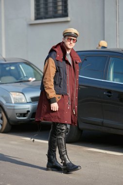 Milano - 14 Ocak: Koyu kırmızı ceketli ve siyah deri pantolonlu adam