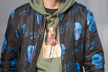 Milano - 14 Ocak: Blu ile siyah Philipp Plein ceket li adam