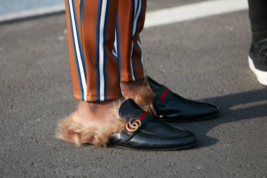 Milano - 14 Ocak: Kürklü ve çizgili Gucci terlik ile Man