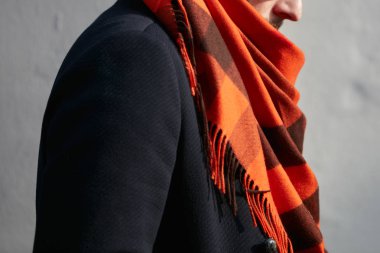 Milano - 14 Ocak: Turuncu eşarp lı ve siyah ceketli adam