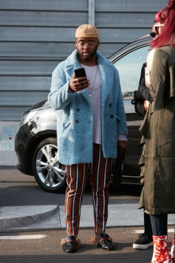 Milano - 14 Ocak: Mavi ceketli, çizgili pantolonlu ve Guc'lu adam