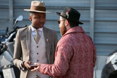 Milano - 14 Ocak: Dsquared 2 defilesinden önce konuşan erkekler, 