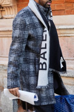 Milano - 14 Ocak: Balenciaga eşarp ve gri damalı adam