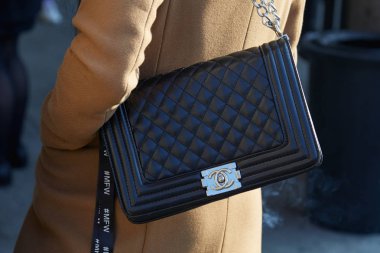 Milano - 14 Ocak: Sil siyah Chanel deri çanta ile Kadın