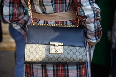 Milano - 14 Ocak: Altın zincir ve c gucci çanta ile Kadın
