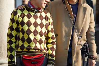 Milano - 14 Ocak: Kahverengi ve sarı damalı kazak erkekler 